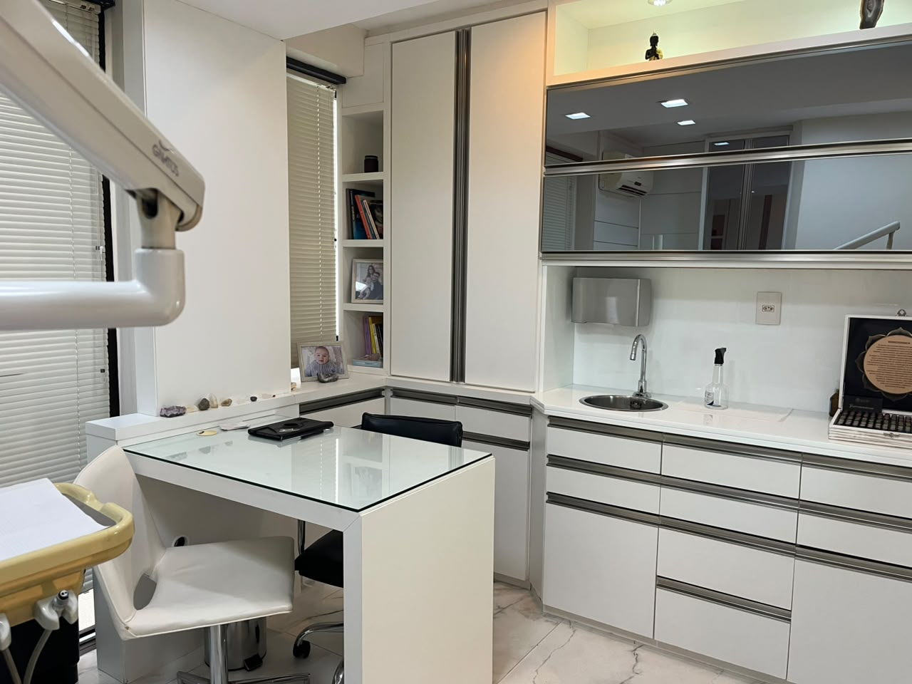 Ambiente interno claro da Clínica LALUZ