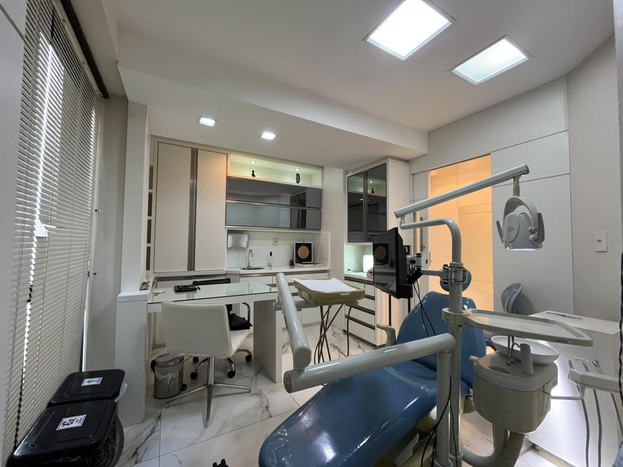 Consultório da Clínica LALUZ com cadeira odontológica azul